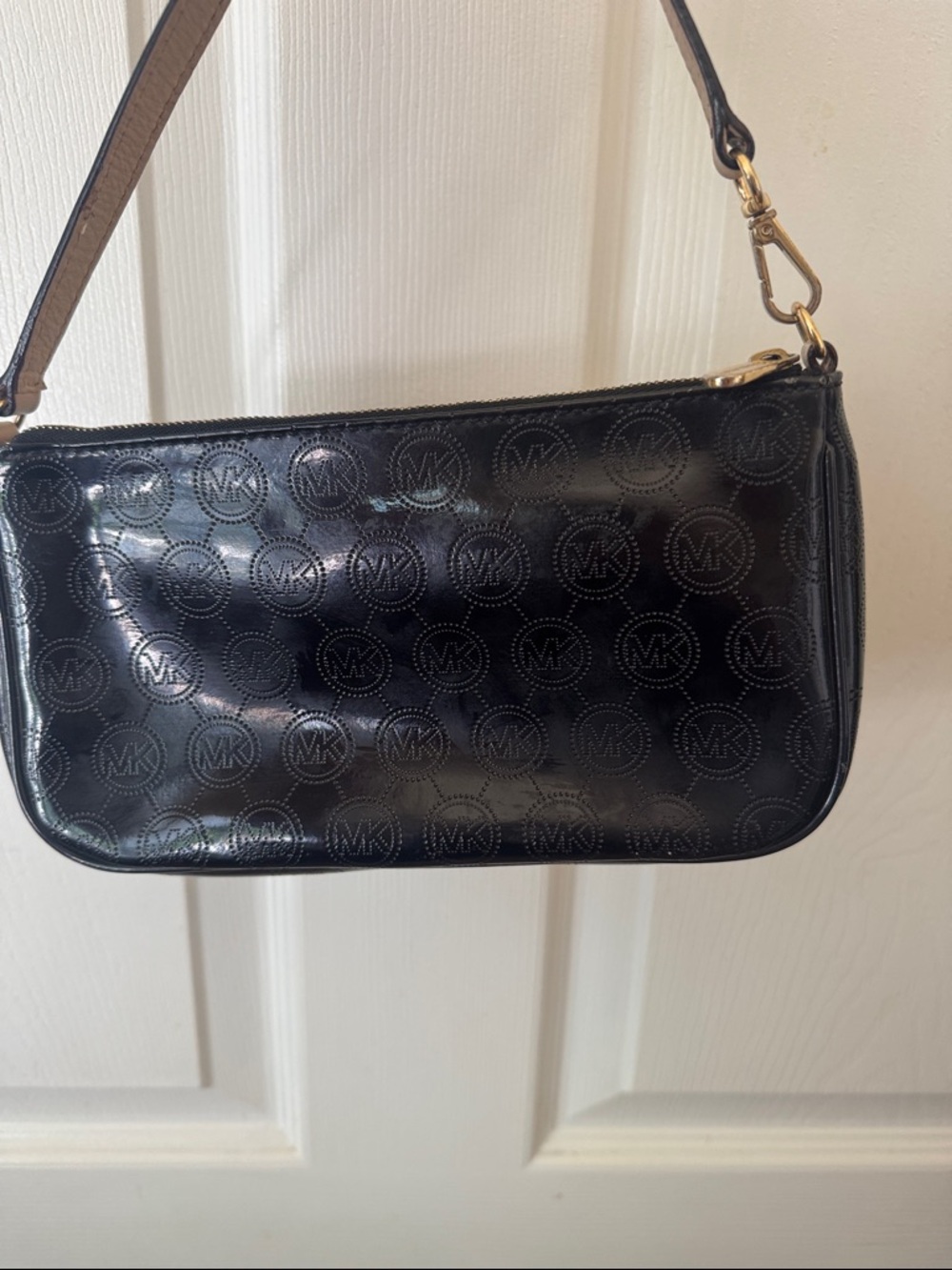 Michael Kors Black Patent Shoulder Bag with Gold Plaque - Picture 5 of 9